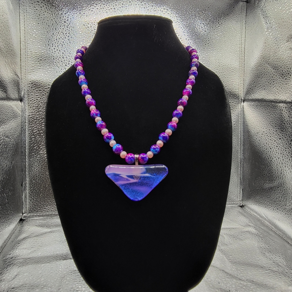 Beautiful purple and pink necklace SIZE: 22inches